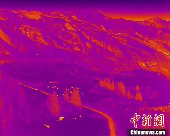 6月24日至25日,新疆消防救援总队在阜康市天山山脉环博格达峰徒步线路四工河附近开展户外救援综合演练。 郭斌 摄