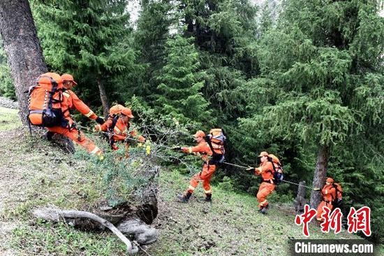 6月24日至25日，新疆消防救援总队在阜康市天山山脉环博格达峰徒步线路四工河附近开展户外救援综合演练。　郭斌 摄