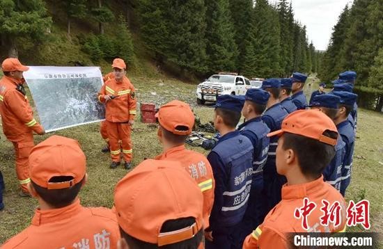 6月24日至25日，新疆消防救援总队在阜康市天山山脉环博格达峰徒步线路四工河附近开展户外救援综合演练。　郭斌 摄